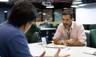 Grupo de empreendedores reunidos em roda de conversa
